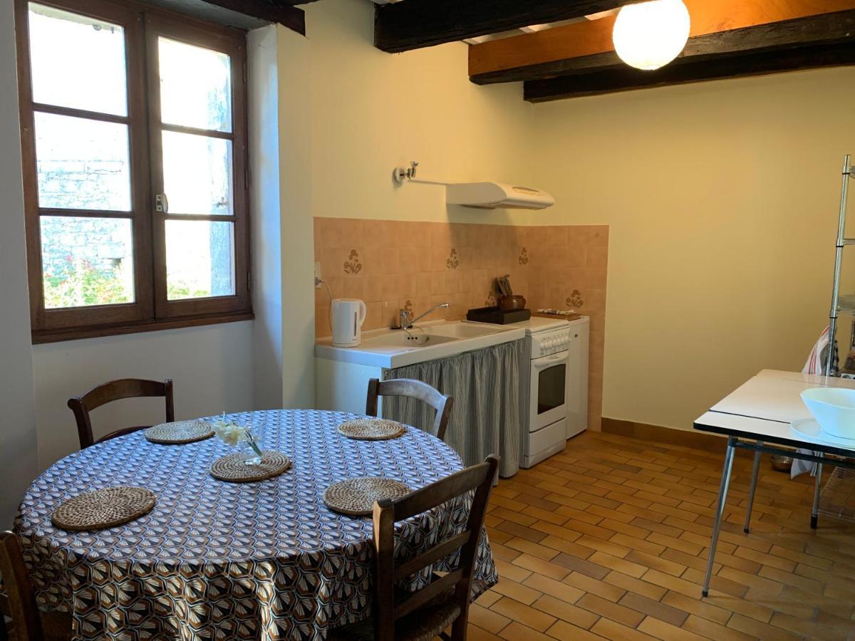 Spacious Apartment In A Charming, Tranquil Village Saint-Vincent-Rive-d'Olt ภายนอก รูปภาพ